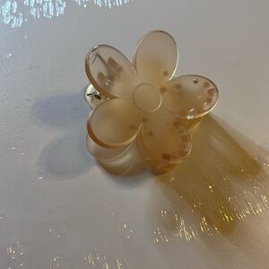 Claw clip shaped like a flower